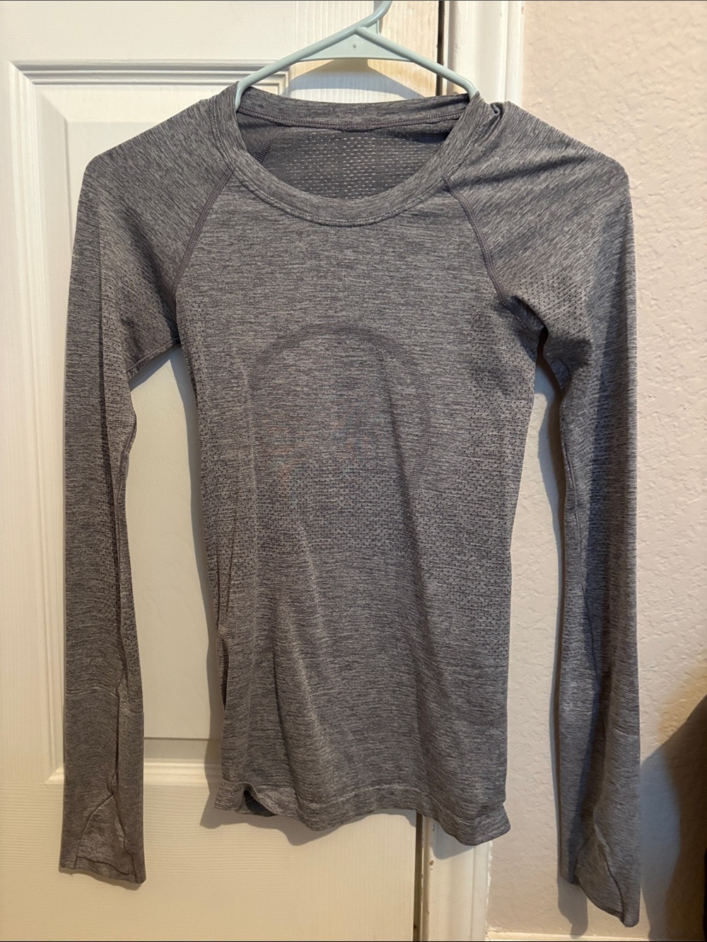 Small lululemon long sleeve